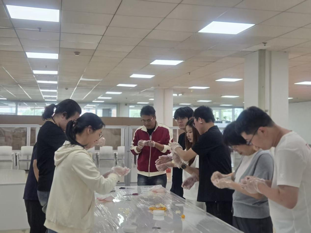 手工月饼制作现场